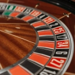 Колесо рулетки в казино демонстрирует математические принципы игры