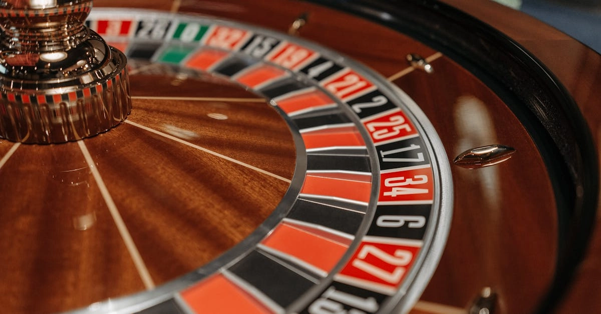 Колесо рулетки в казино демонстрирует математические принципы игры
